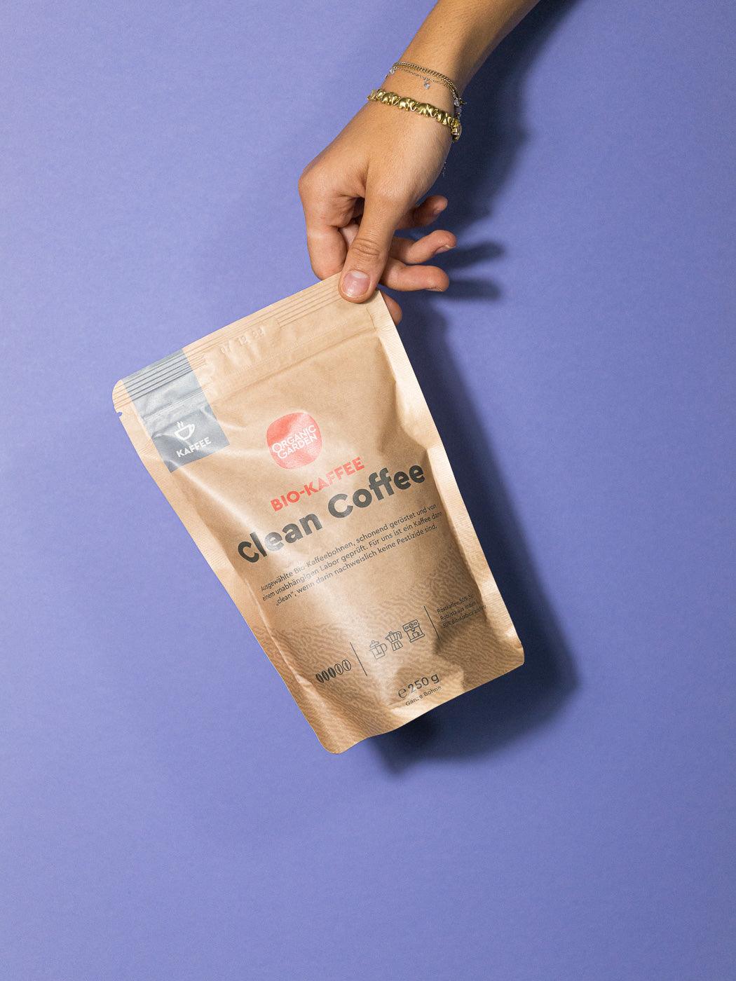 Frontansicht einer 250g Packung Clean Coffee Bio Kaffee in einer Hand