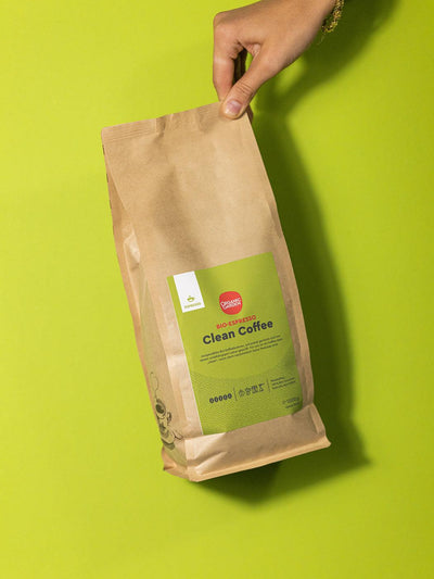 Frontansicht einer 1kg Packung Clean Coffee Bio Espresso in einer Hand