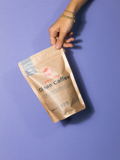 250g Packung Clean Coffee Bio Kaffee in einer Hand